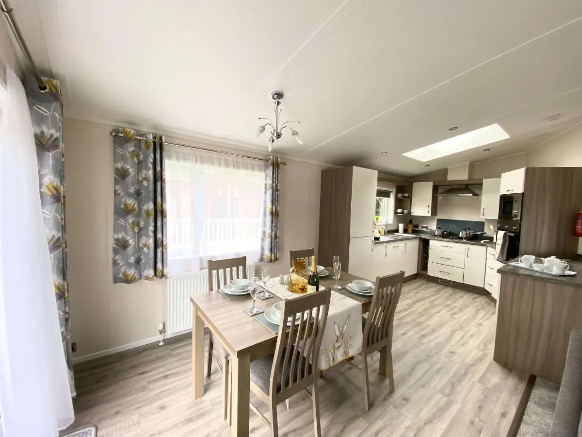 بيت للعطل The Yorkshire Burrow Lodge With Hot Tub