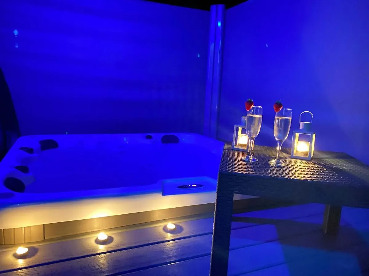 The Yorkshire Burrow Lodge With Hot Tub 0*, يورك المملكة المتحدة