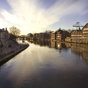 Lovely Townhouse With Parking - Pass The Keys York